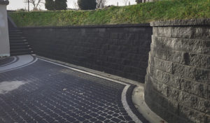 Mur oporowy z pustaków łupanych prefabrykowanych z gruntu zbrojonego CJ BLOK PBO-25-P grafit